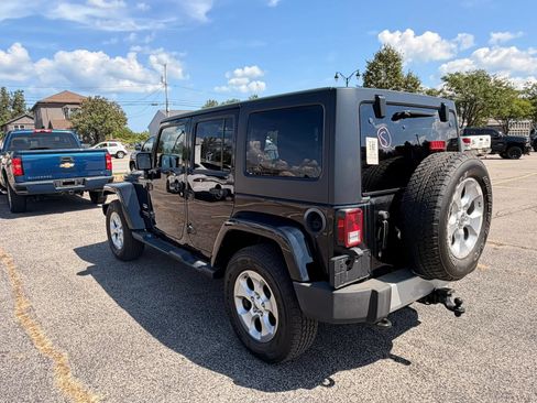 Used 2014 Jeep Wrangler Unlimited Sahara w/ Dual Top Group AWD/4WD image 4