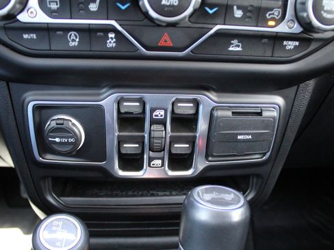 Used 2021 Jeep Wrangler Unlimited Sahara w/ Uconnect 4C Nav & Sound Group AWD/4WD image 39