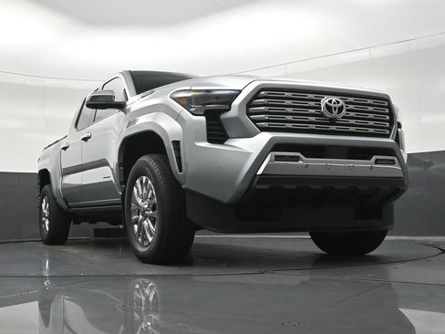 Used 2025 Toyota Tacoma Limited AWD/4WD image 29