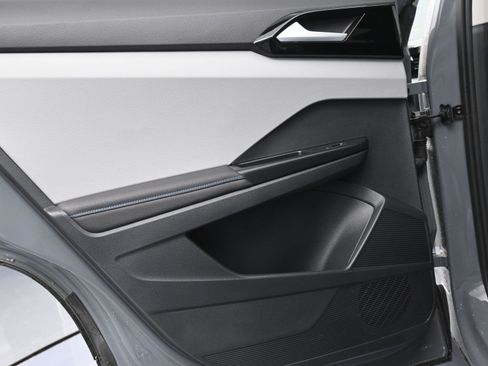 Used 2024 Volkswagen Taos SE image 12