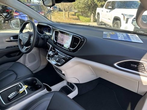 Used 2024 Chrysler Pacifica Touring-L image 17
