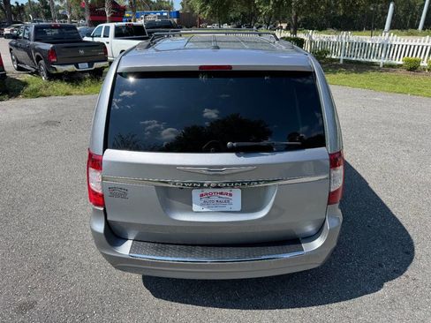 Used 2013 Chrysler Town & Country Touring image 5