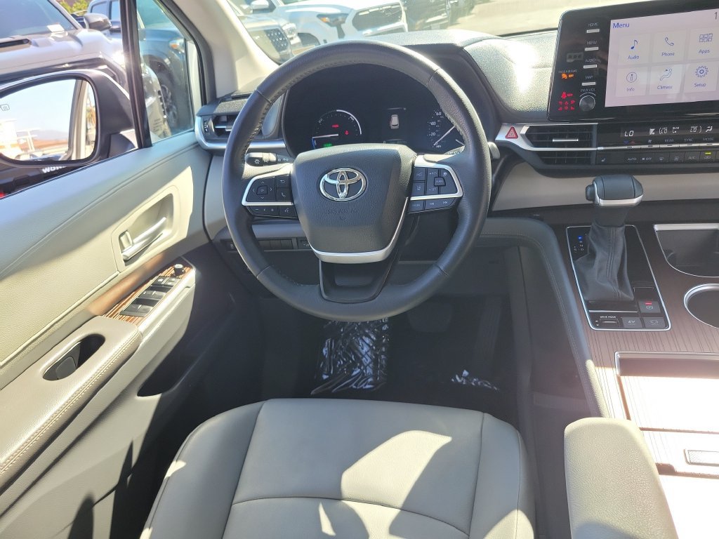 Used 2024 Toyota Sienna XLE FWD image 13