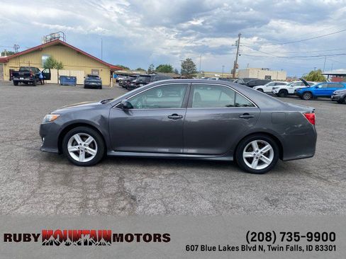 Used 2013 Toyota Camry SE w/ Preferred Accessory Pkg FWD image 4