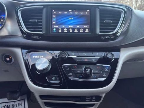 Used 2018 Chrysler Pacifica Touring-L FWD image 35