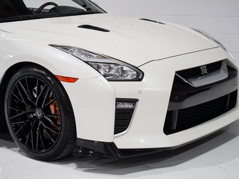 Used 2021 Nissan GT-R Premium AWD/4WD image 23