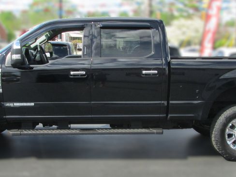 Used 2017 Ford F250 XLT w/ XLT Premium Package image 4