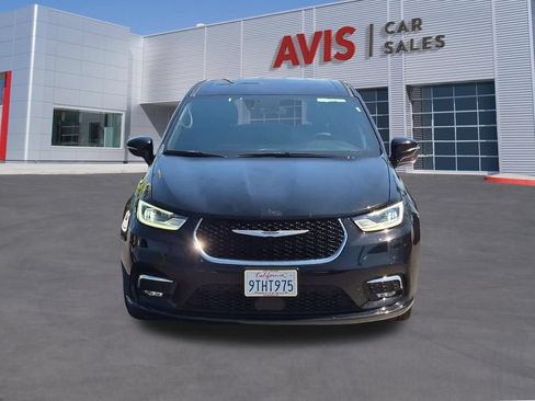 Used 2025 Chrysler Pacifica Select FWD image 2