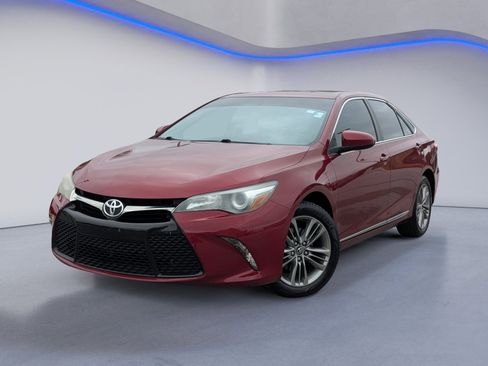Used 2016 Toyota Camry SE w/ Moonroof Package image 2