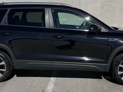 Certified 2024 Volkswagen Taos SE image 4