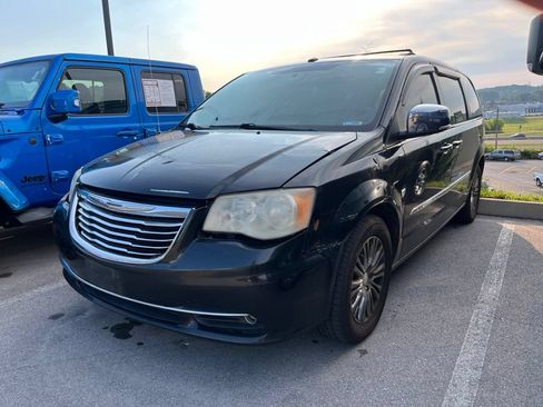 Used 2011 Chrysler Town & Country Limited FWD image 1