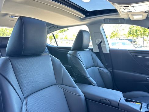 Used 2025 Lexus ES 300h ES 300h image 32