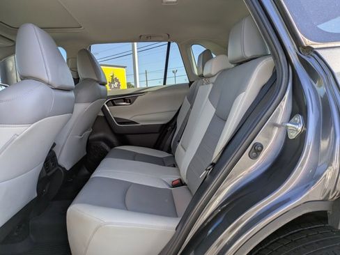 Used 2021 Toyota RAV4 XLE Premium image 15