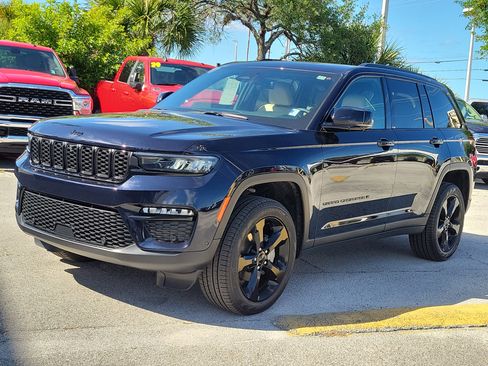 Used 2024 Jeep Grand Cherokee Limited w/ Luxury Tech Group II image 2