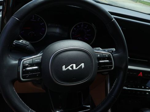 Certified 2022 Kia Carnival EX FWD image 24