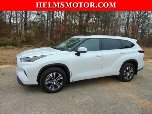 Used 2025 Toyota Highlander XLE image 2
