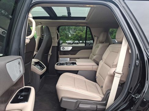 Used 2022 Lincoln Navigator Reserve AWD/4WD image 10