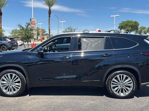 Used 2024 Toyota Highlander Platinum FWD image 5