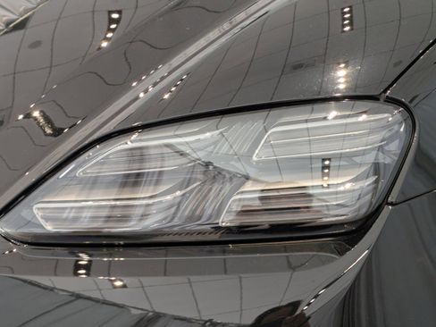 Certified 2025 Porsche Macan Electric image 12