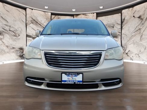 Used 2013 Chrysler Town & Country Touring FWD image 2