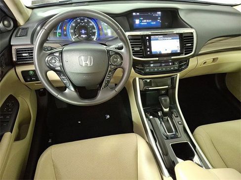 Used 2017 Honda Accord Touring image 2