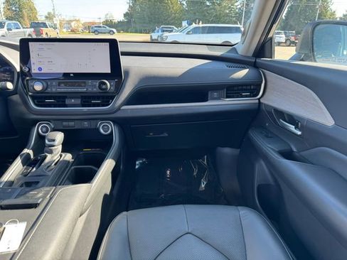 Used 2024 Toyota Grand Highlander AWD image 14