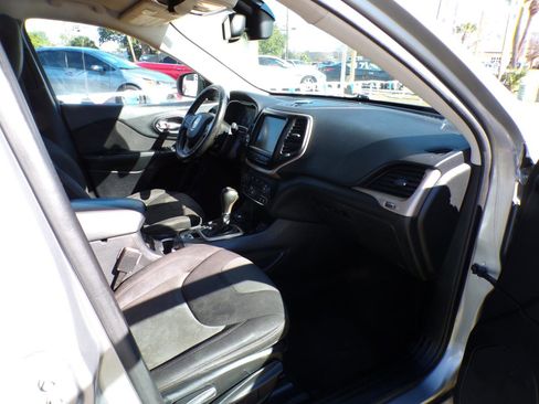 Used 2014 Jeep Cherokee Latitude w/ Comfort/Convenience Group image 19