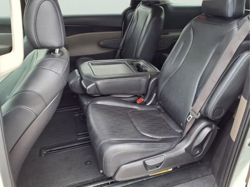 Used 2025 Kia Carnival FWD image 23