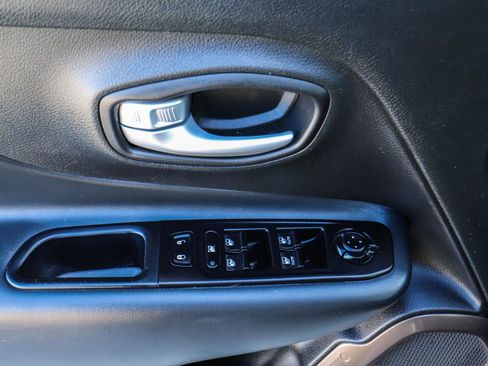 Used 2023 Jeep Renegade Latitude image 36