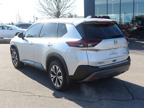 Used 2023 Nissan Rogue SV image 4