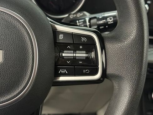 Used 2023 Kia Carnival LX FWD image 13