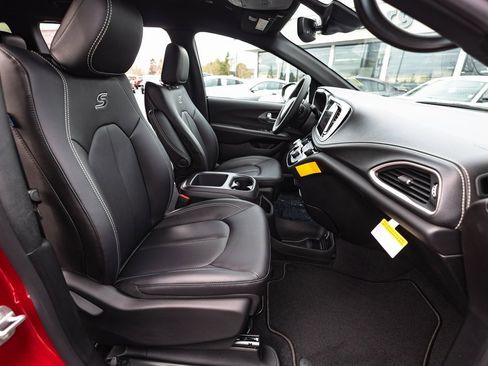 New 2026 Chrysler Pacifica Select w/ S Appearance Package image 30