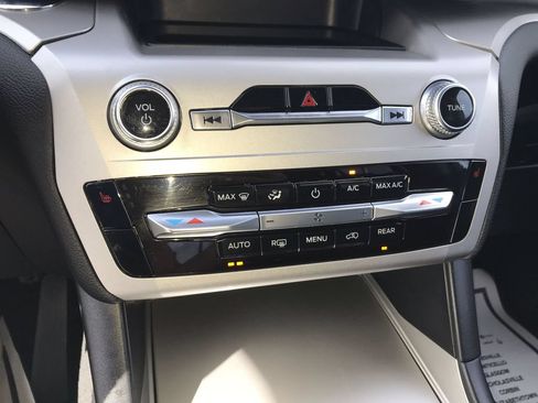 Used 2022 Ford Explorer XLT AWD/4WD image 18
