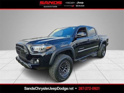 Used 2018 Toyota Tacoma TRD Off-Road image 1