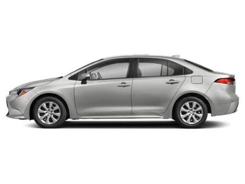 Used 2021 Toyota Corolla LE image 3