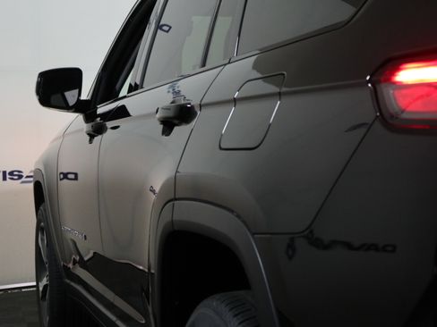 Used 2023 Jeep Grand Cherokee L Limited image 7