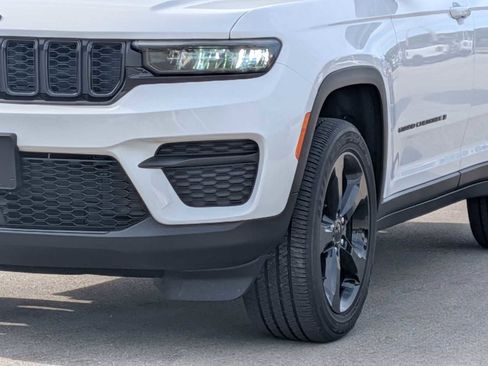 Used 2023 Jeep Grand Cherokee Altitude AWD/4WD image 10