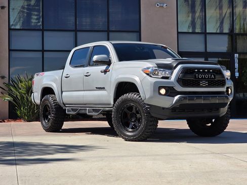 Used 2021 Toyota Tacoma TRD Sport w/ Technology Package image 3