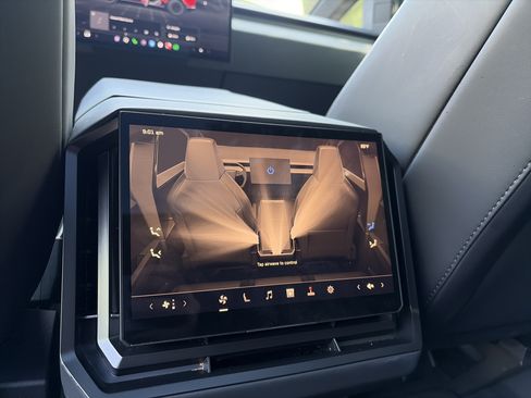 Used 2024 Tesla Cybertruck AWD Crew Cab image 22