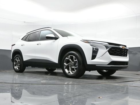Used 2025 Chevrolet Trax LT FWD image 41