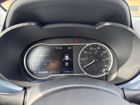 Used 2025 Nissan Versa SV FWD image 38