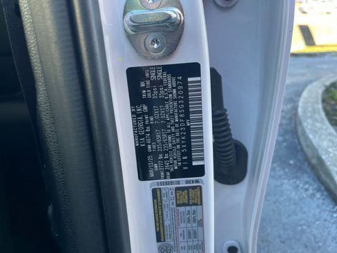 Used 2025 Kia Sportage LX image 29