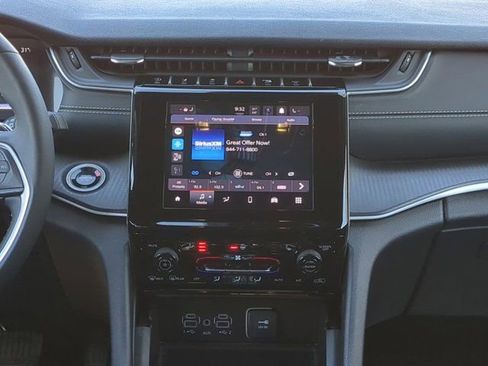 Used 2024 Jeep Grand Cherokee Altitude image 18