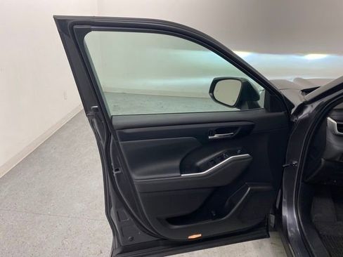 Used 2023 Toyota Highlander XLE image 27