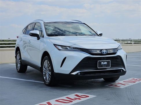 Used 2023 Toyota Venza Limited image 3