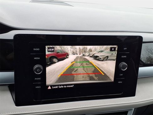 Certified 2025 Volkswagen Taos SE w/ Panoramic Sunroof Package image 23