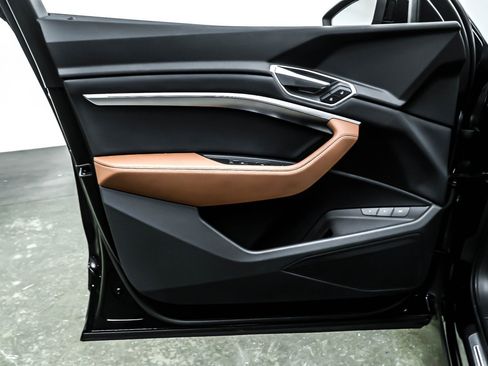 Used 2022 Audi e-tron Premium image 21