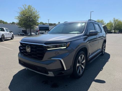 Used 2025 Honda Pilot Touring image 1