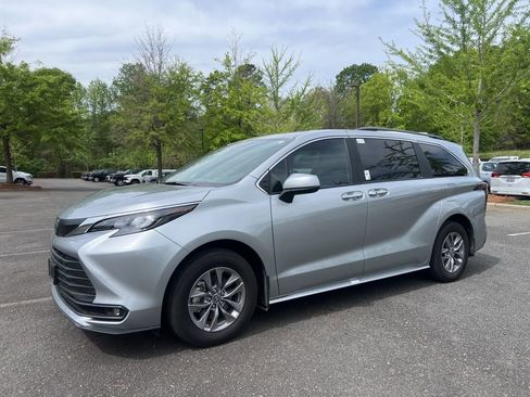 Used 2025 Toyota Sienna XLE image 2