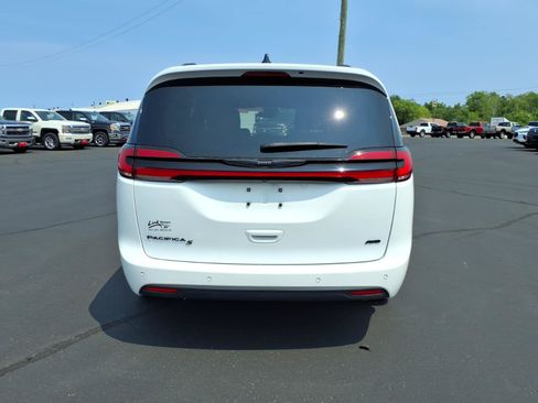 Used 2023 Chrysler Pacifica Touring-L w/ S Appearance Package AWD/4WD image 5